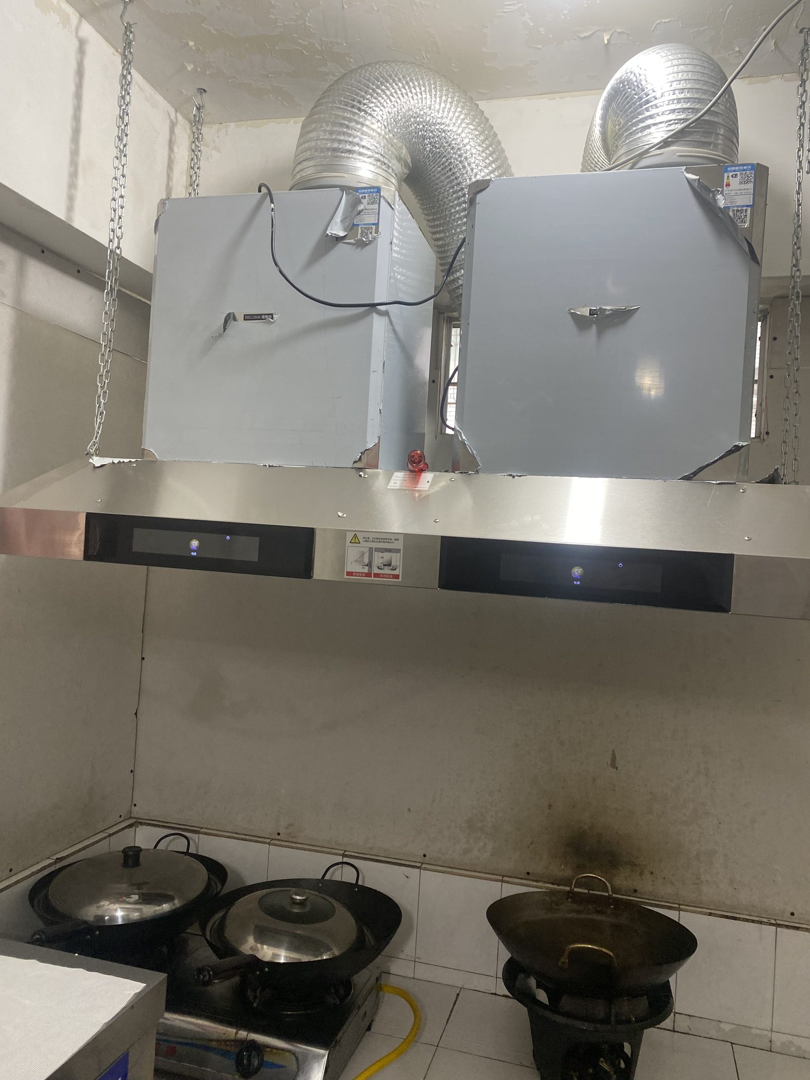 成都食堂改造前排烟管道与灶台实拍 工装装修