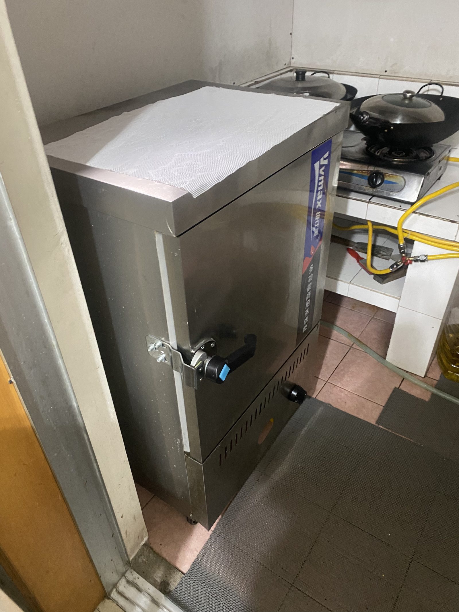 成都食堂改造前燃气管道与厨房设备实拍 工装装修