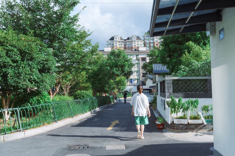 成都东部新区老房子水泥地面做自流平划算吗？比瓷砖便宜30%是真的吗？