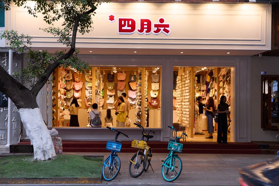 成都天府新区零售店铺门头设计怎么吸客？发光字+橱窗陈列组合效果好吗？