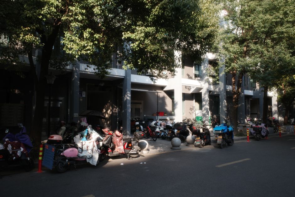 成都崇州市墙面贴墙布还是刷乳胶漆？2026年性价比对比