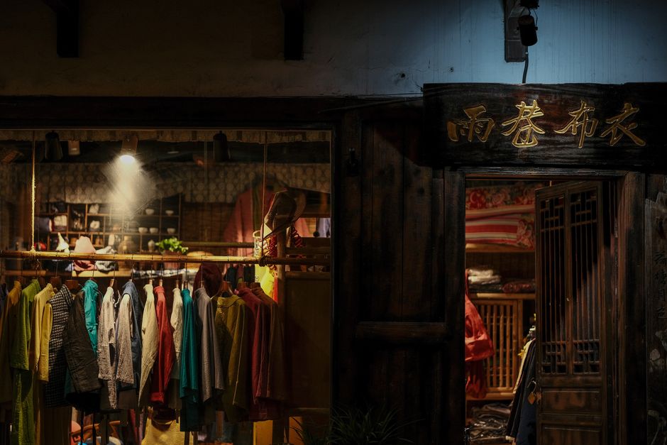 成都崇州市服装店装修灯光怎么打？射灯和轨道灯搭配让衣服更值钱