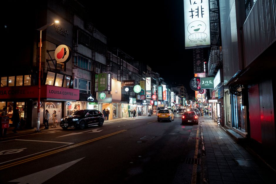 成都崇州市餐饮店前厅翻新灯光怎么设计？暖光和冷光搭配决定翻台率