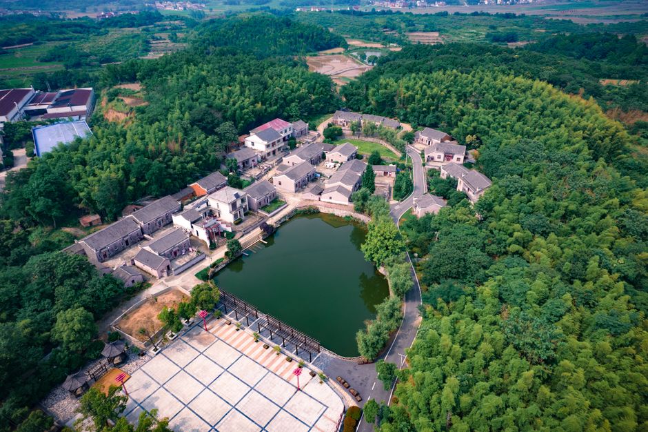 成都成华区旧房地砖上直接铺地板行不行？层高和防潮是关键