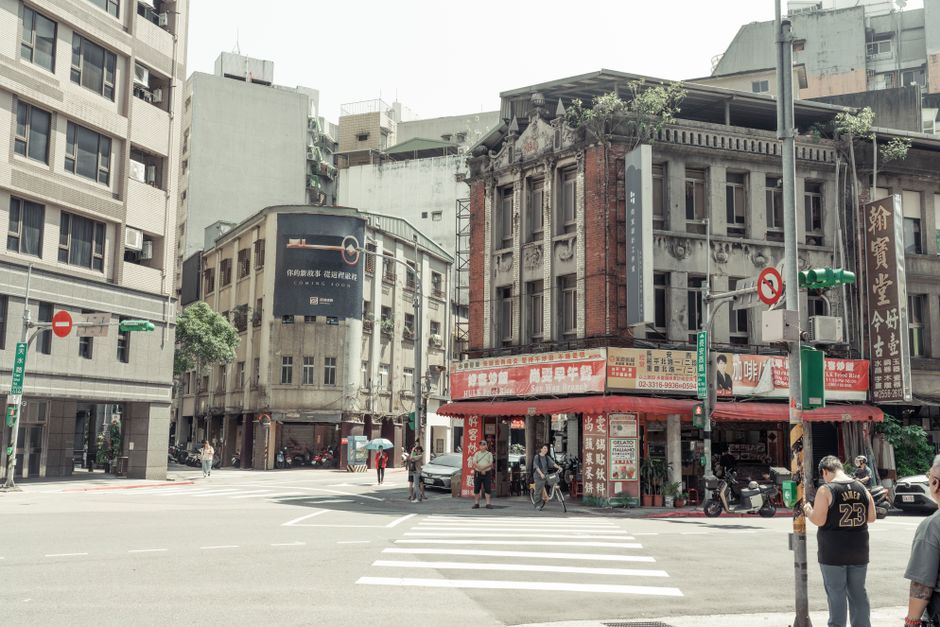 成都成华区老小区加装电梯后，适老化改造还要做哪些？楼道扶手真不能少吗？