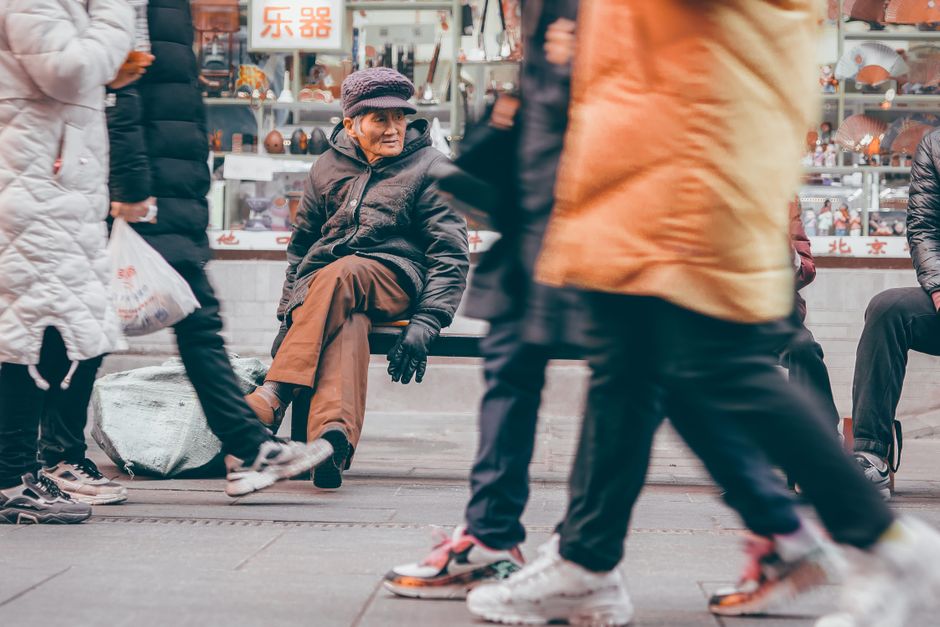 成都武侯区独居老人居家改造智能监护怎么装？一键报警是基础
