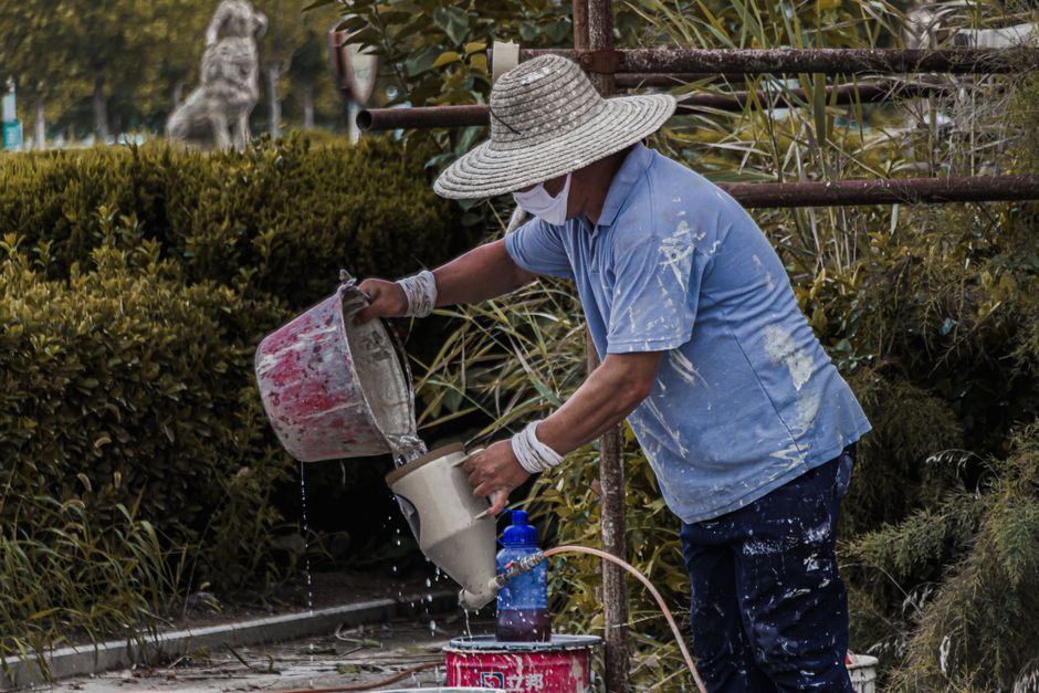 成都简阳市墙面贴墙布还是刷乳胶漆？2026年每平米价格差多少？