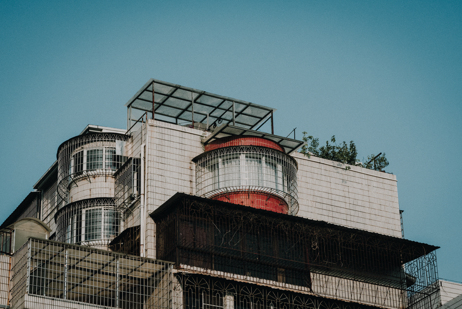 成都金牛区老房子被收购拆旧建新怎么补偿？原地重建和外迁哪个划算