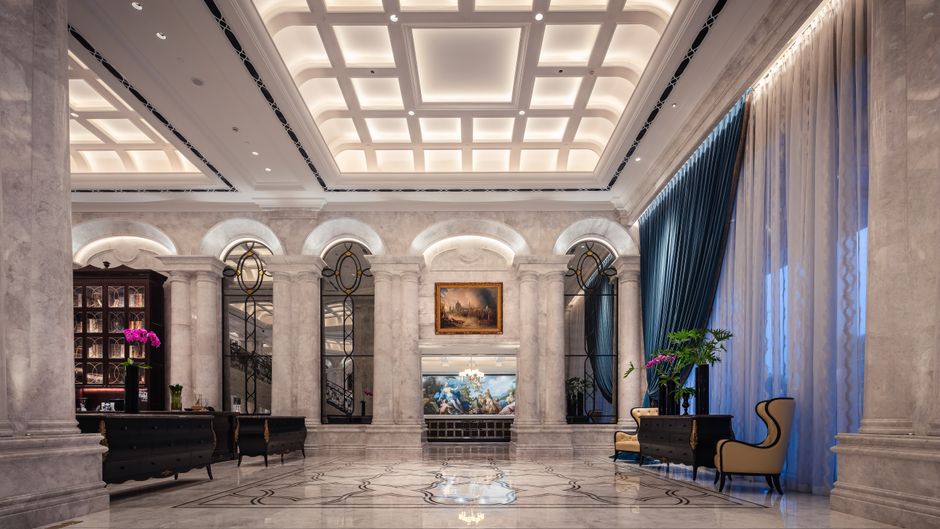成都金牛区餐饮店前厅翻新灯光怎么设计？暖光和冷光搭配决定翻台率