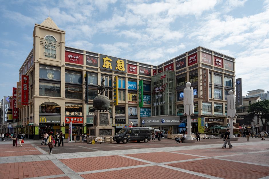 成都龙泉驿区烟酒专卖店装修多少钱？展柜一体施工怎么报价才不踩坑