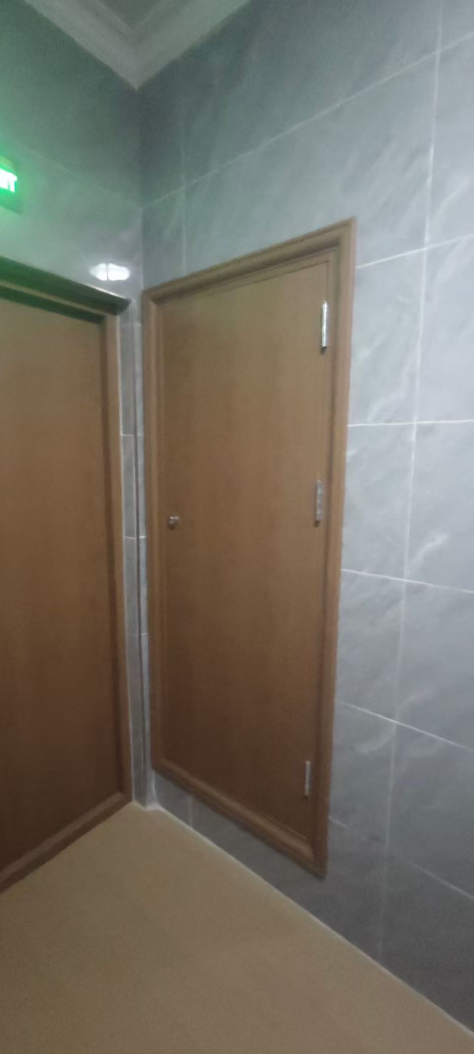 成都高新区办公室装修怎么做隔断最省钱？玻璃还是石膏板更实用？